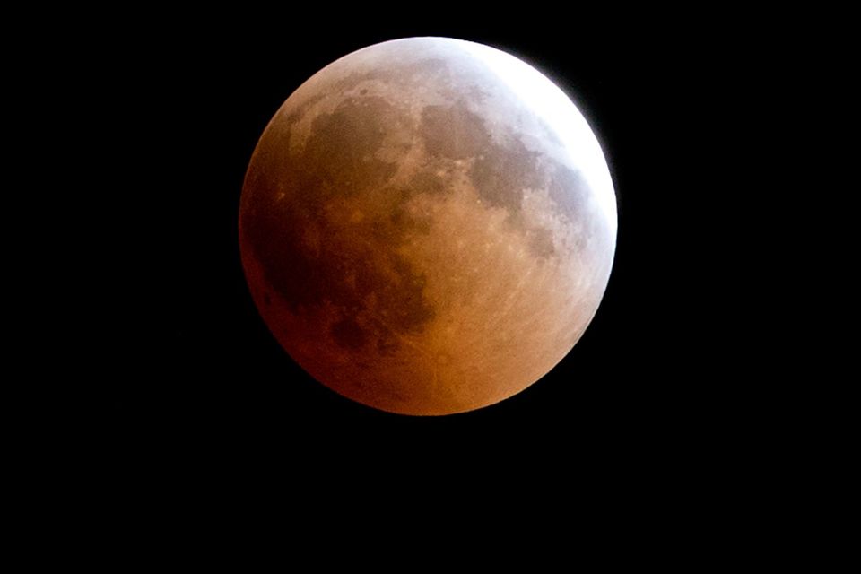 Hình ảnh "trăng máu" - nguyệt thực dài nhất thế kỷ trên thế giới - Ảnh 3