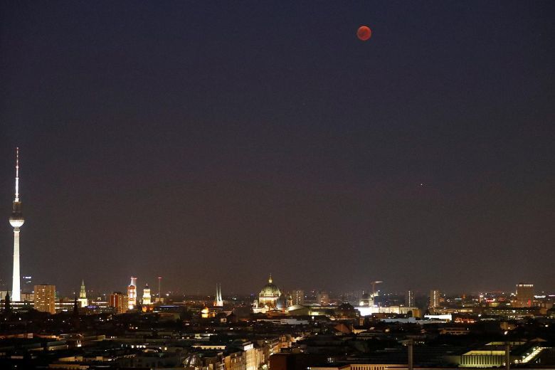 Hình ảnh "trăng máu" - nguyệt thực dài nhất thế kỷ trên thế giới - Ảnh 4