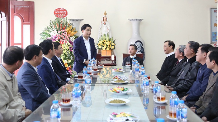 Chủ tịch UBND TP Hà Nội Nguyễn Đức Chung thăm, tặng quà Tết tại các giáo xứ Thái Hà, Cửa Bắc - Ảnh 1