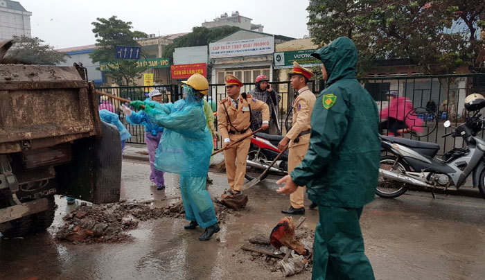Hà Nội: Cảnh sát giao thông thu dọn cả tấn đất thải - Ảnh 1