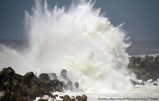 Chùm ảnh siêu bão Jebi mạnh nhất 25 năm càn quét Nhật Bản, ít nhất 2 người thiệt mạng - Ảnh 9