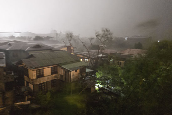 Cận cảnh siêu bão Mangkhut tàn phá nghiêm trọng phía bắc Philippines - Ảnh 10