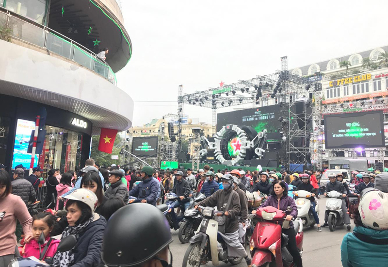 Ngày cuối cùng năm 2017, các điểm giải trí tại Hà Nội đông kín người - Ảnh 9