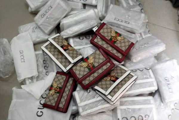 Hà Nội: Thu giữ hơn 700 túi xách "nhái" Chanel, Gucci... tại cơ sở kinh doanh ở ngoại thành - Ảnh 1