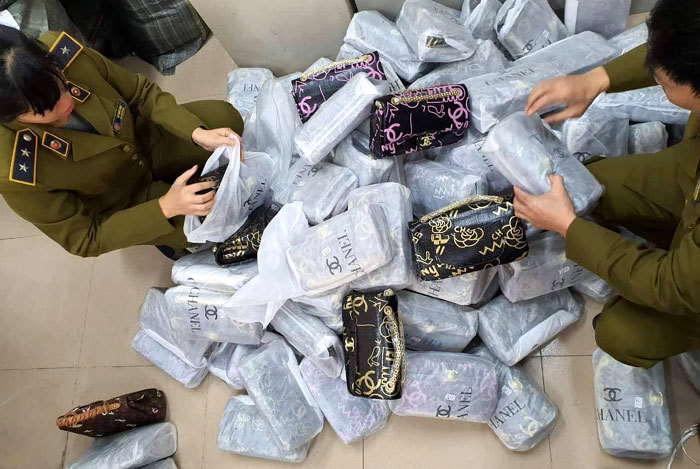Hà Nội: Thu giữ hơn 700 túi xách "nhái" Chanel, Gucci... tại cơ sở kinh doanh ở ngoại thành - Ảnh 2