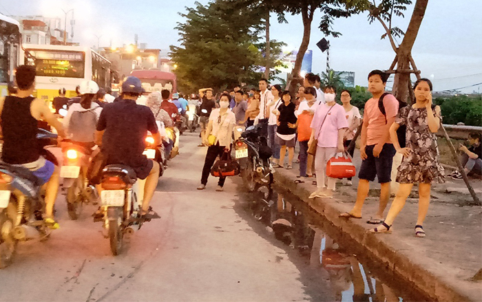 Người dân ùn ùn rời Hà Nội, nhiều tuyến đường ùn ứ kéo dài - Ảnh 6