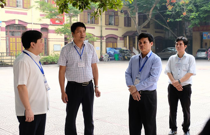 Phó Chủ tịch Ngô Văn Quý kiểm tra đột xuất công tác coi thi tại trường Trần Phú – Hoàn Kiếm - Ảnh 1