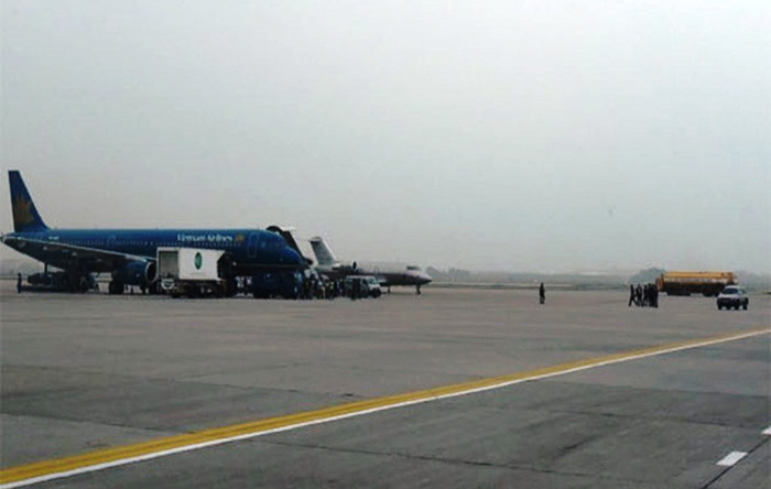 Máy bay của Vietnam Airlines bị rách lốp khi hạ cánh - Ảnh 1