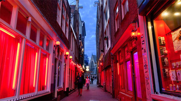 Thủ đô Amsterdam tìm cách "đuổi" khách du lịch - Ảnh 4
