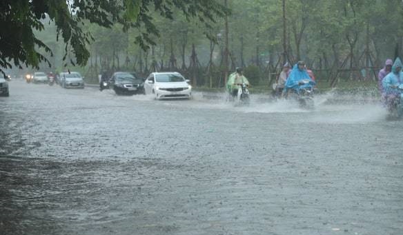 Trận mưa lớn giữa trưa khiến nhiều tuyến phố Hà Nội ngập sâu - Ảnh 2