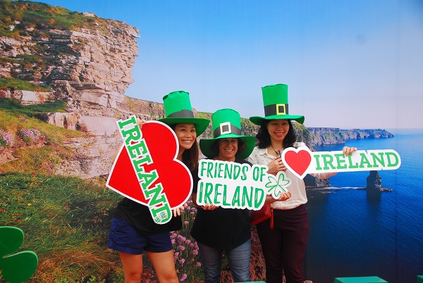 Tháp Bút tại Hà Nội được "nhuộm xanh" nhân ngày Ireland - Ảnh 2