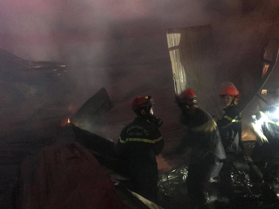 Hà Nội: Cháy dữ dội tại nhà xưởng trên phố Định Công - Ảnh 4