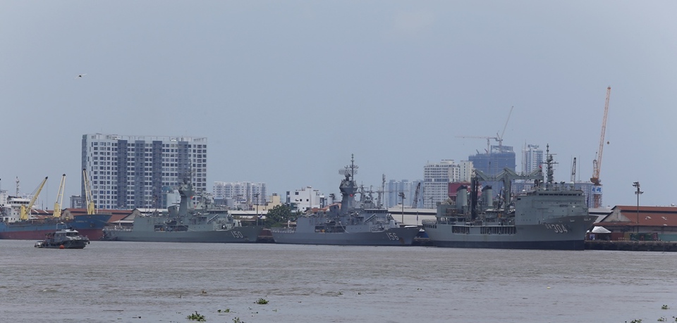 Hình ảnh 3 tàu Hải quân Hoàng gia Australia đến Việt Nam - Ảnh 1