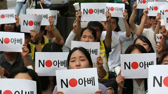 Leo thang tranh chấp Hàn - Nhật, người dân tự thiêu trước đại sứ quán - Ảnh 1