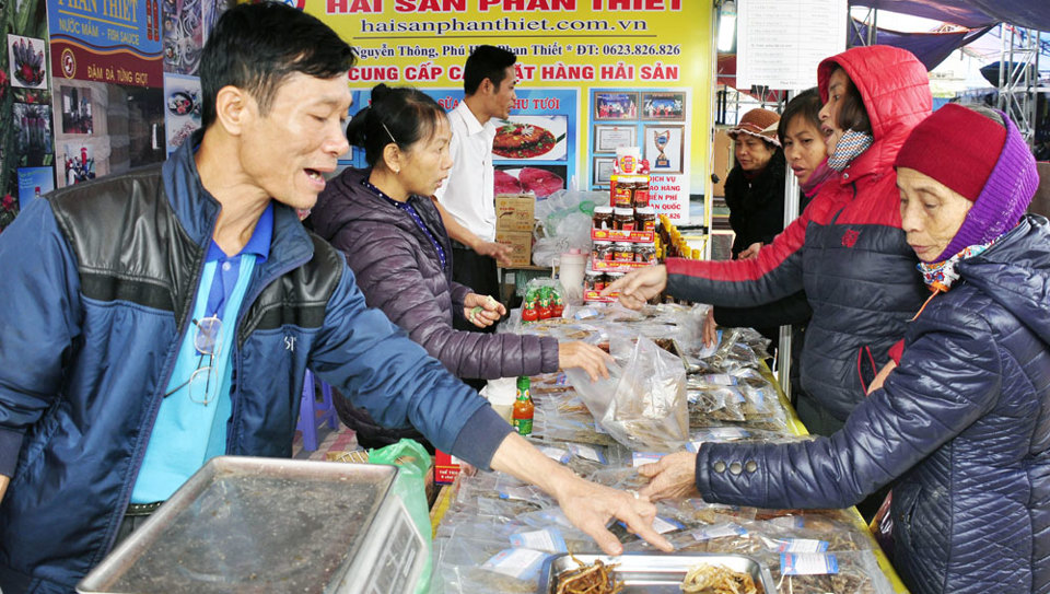 Phiên chợ Việt tại ngoại thành: Người dân và doanh nghiệp cùng có lợi - Ảnh 1