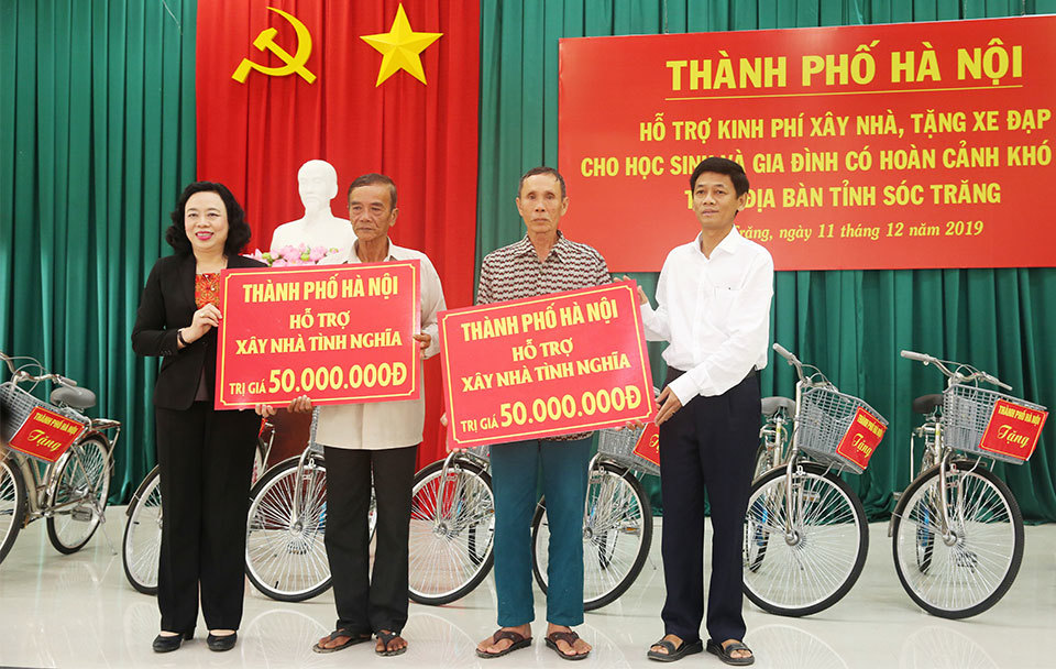 Đoàn công tác TP Hà Nội tặng quà gia đình chính sách tỉnh Sóc Trăng - Ảnh 1