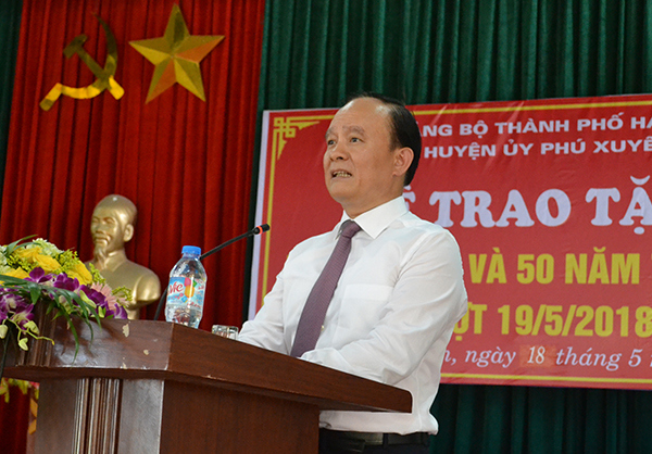 Trao Huy hiệu 70 năm tuổi Đảng cho hai đảng viên huyện Phú Xuyên - Ảnh 1