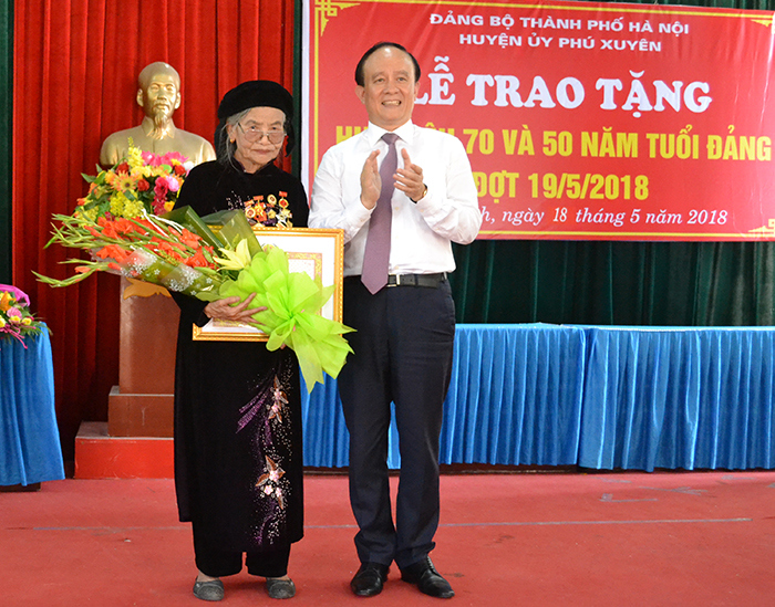 Trao Huy hiệu 70 năm tuổi Đảng cho hai đảng viên huyện Phú Xuyên - Ảnh 2