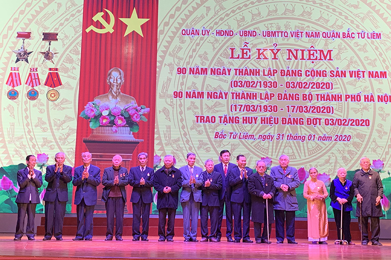 Quận Bắc Từ Liêm trao Huy hiệu Đảng cho 236 đảng viên - Ảnh 1