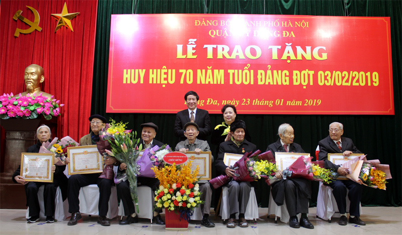 Phó Bí thư Thành ủy Nguyễn Thị Bích Ngọc trao Huy hiệu Đảng tại quận Đống Đa - Ảnh 2