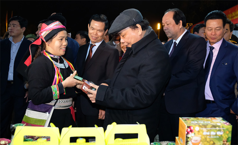 Thủ tướng tham quan các sản phẩm đặc trưng của Hà Giang - Ảnh 2