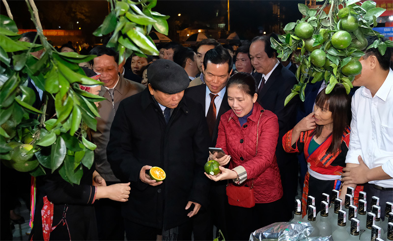 Thủ tướng tham quan các sản phẩm đặc trưng của Hà Giang - Ảnh 1