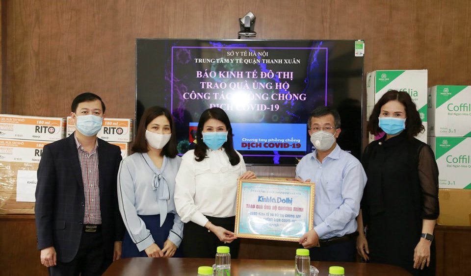 Trung tâm Y tế quận Thanh Xuân tiếp nhận quà giúp phòng, chống dịch qua báo Kinh tế & Đô thị - Ảnh 1