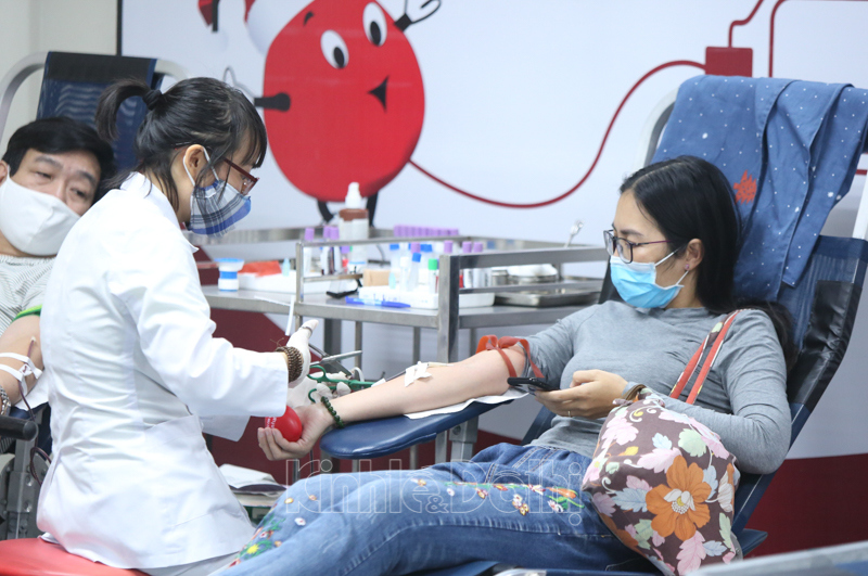[Ảnh] Hàng trăm người tham gia hiến máu hưởng ứng ngày Toàn dân hiến máu tình nguyện - Ảnh 10