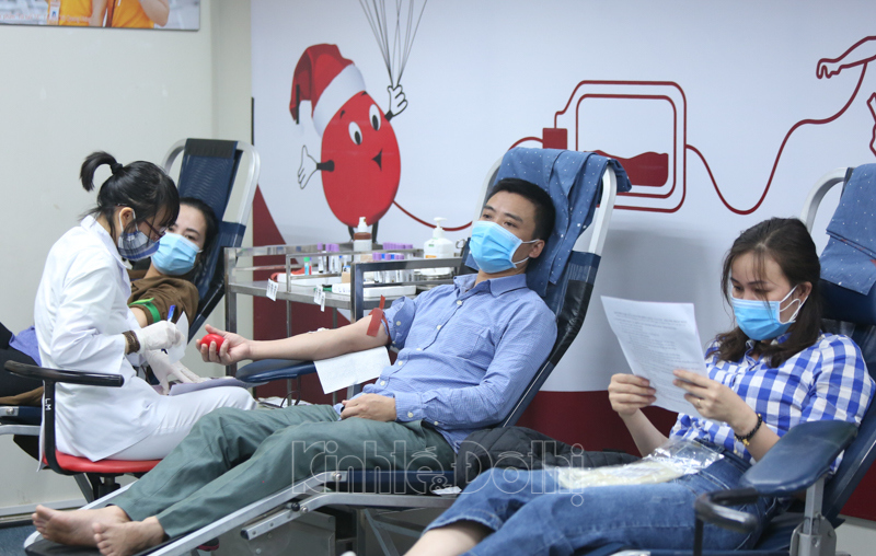 [Ảnh] Hàng trăm người tham gia hiến máu hưởng ứng ngày Toàn dân hiến máu tình nguyện - Ảnh 12