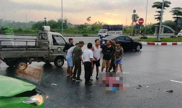 Taxi đâm xe máy khiến 2 vợ chồng tử vong - Ảnh 1