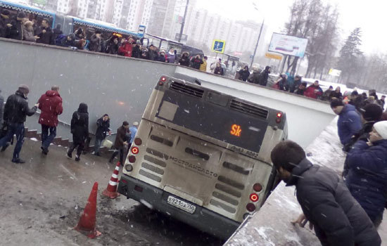 Nga: Xe buýt lao vào hầm bộ hành ở Moscow, 4 người thiệt mạng - Ảnh 1