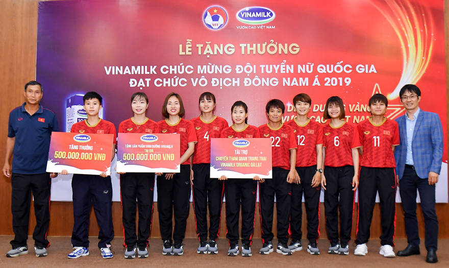 Vinamilk trao thưởng 1 tỷ đồng cho đội tuyển nữ Việt Nam - Ảnh 1