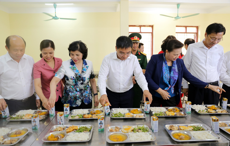 Vinamilk tặng hơn 71.000 ly sữa cho học sinh vùng cao tại Quảng Ninh - Ảnh 10