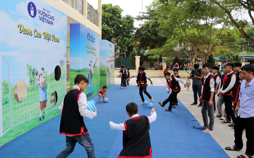 Vinamilk tặng hơn 71.000 ly sữa cho học sinh vùng cao tại Quảng Ninh - Ảnh 13