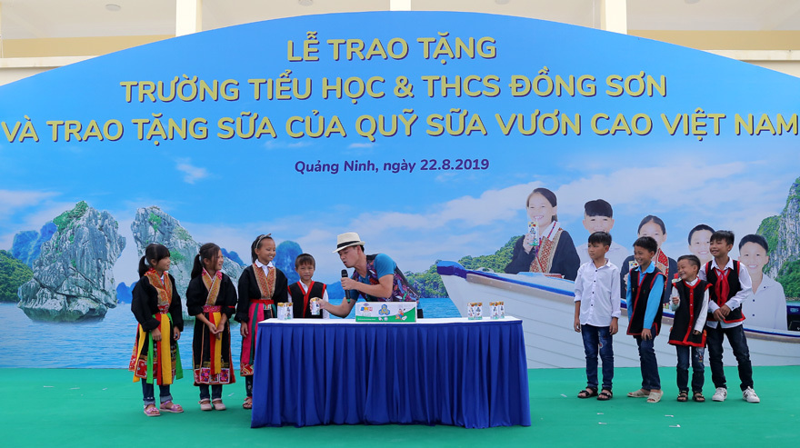 Vinamilk tặng hơn 71.000 ly sữa cho học sinh vùng cao tại Quảng Ninh - Ảnh 14