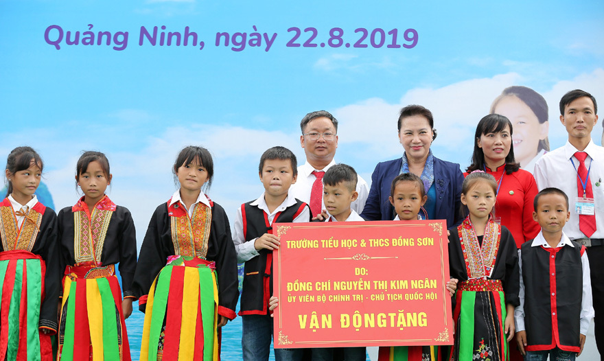 Vinamilk tặng hơn 71.000 ly sữa cho học sinh vùng cao tại Quảng Ninh - Ảnh 1