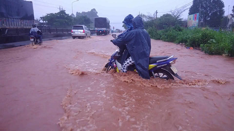 Quốc lộ 1 ngập sâu do mưa lớn, nhiều phương tiện ùn ứ ở Đồng Niai - Ảnh 2