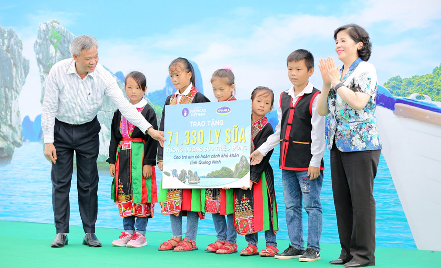 Vinamilk tặng hơn 71.000 ly sữa cho học sinh vùng cao tại Quảng Ninh - Ảnh 2