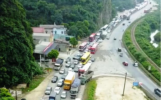 Quốc lộ 1 ngập sâu do mưa lớn, nhiều phương tiện ùn ứ ở Đồng Niai - Ảnh 3