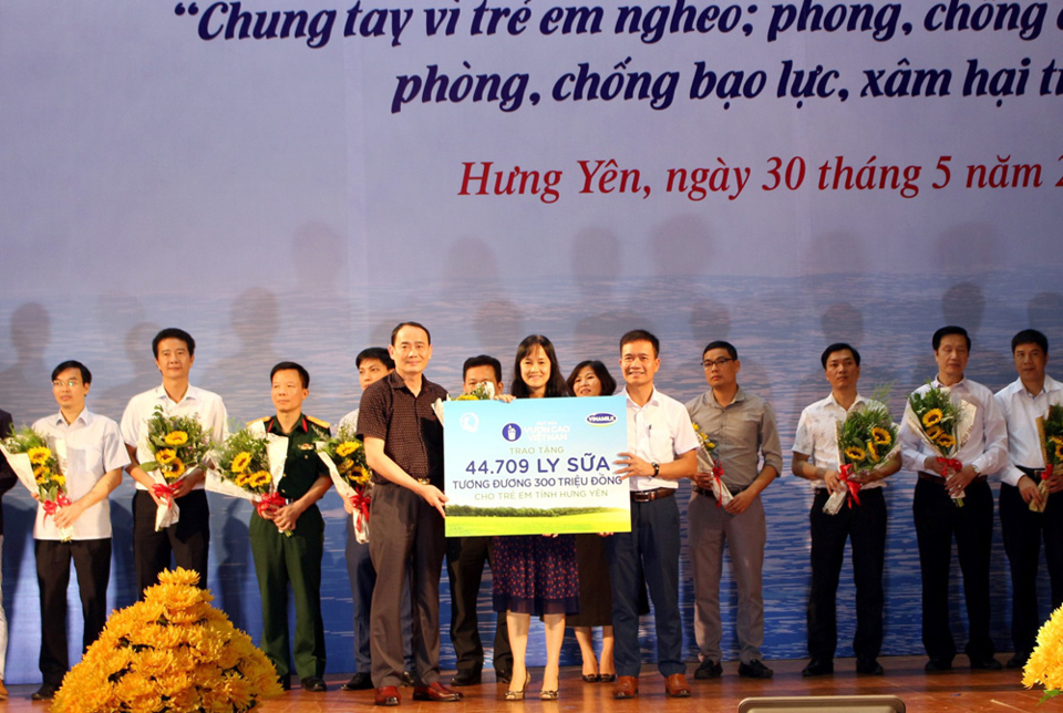 Quỹ sữa Vươn cao Việt Nam và Vinamilk chung tay vì trẻ em Hưng Yên - Ảnh 1