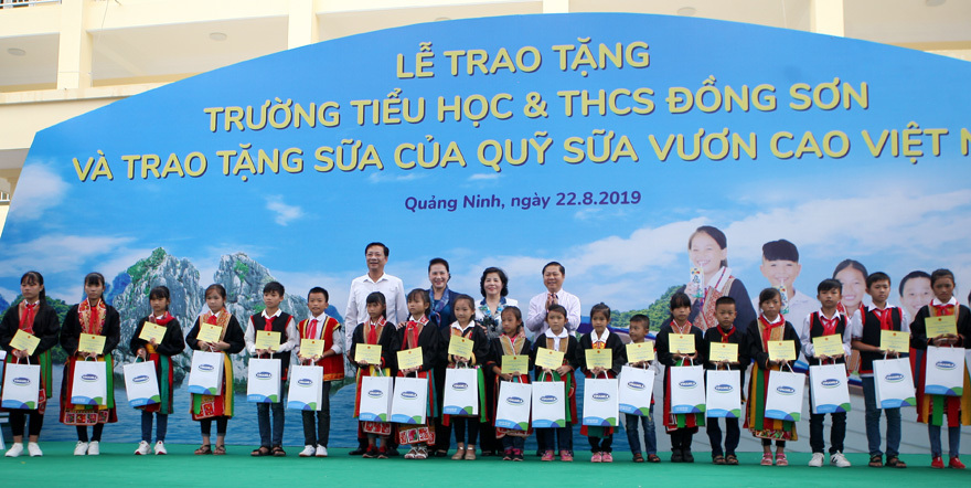 Vinamilk tặng hơn 71.000 ly sữa cho học sinh vùng cao tại Quảng Ninh - Ảnh 3