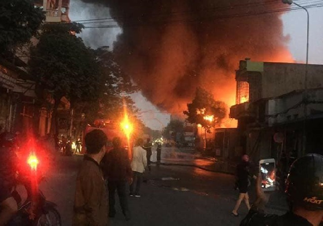 Hải Phòng: Xưởng gỗ bốc cháy dữ dội trong khu dân cư - Ảnh 3