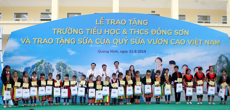 Vinamilk tặng hơn 71.000 ly sữa cho học sinh vùng cao tại Quảng Ninh - Ảnh 4