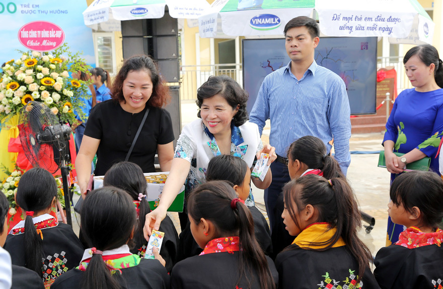 Vinamilk tặng hơn 71.000 ly sữa cho học sinh vùng cao tại Quảng Ninh - Ảnh 7