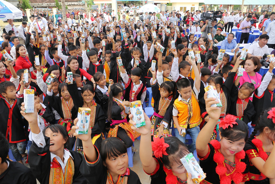 Vinamilk tặng hơn 71.000 ly sữa cho học sinh vùng cao tại Quảng Ninh - Ảnh 8