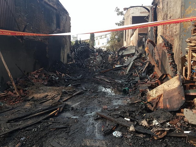 Hiện trường tan hoang sau vụ cháy 2 căn nhà trong khu dân cư ở Hải Phòng - Ảnh 2
