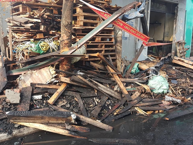 Hiện trường tan hoang sau vụ cháy 2 căn nhà trong khu dân cư ở Hải Phòng - Ảnh 3