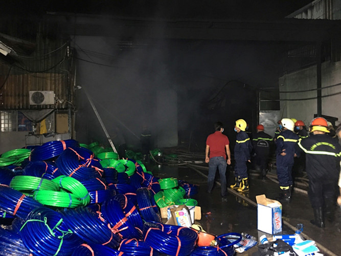 Cháy dữ dội tại xưởng sản xuất nhựa, mút xốp trong buổi đêm - Ảnh 3