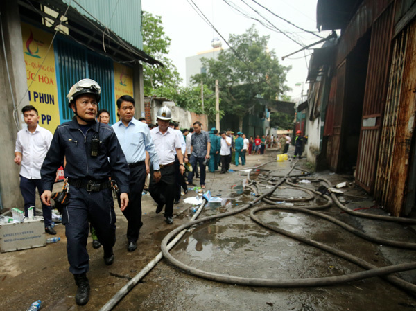 Hà Nội: Huy động gần 500 cán bộ chiến sĩ chữa cháy, cứu nạn ở Trung Văn - Ảnh 2