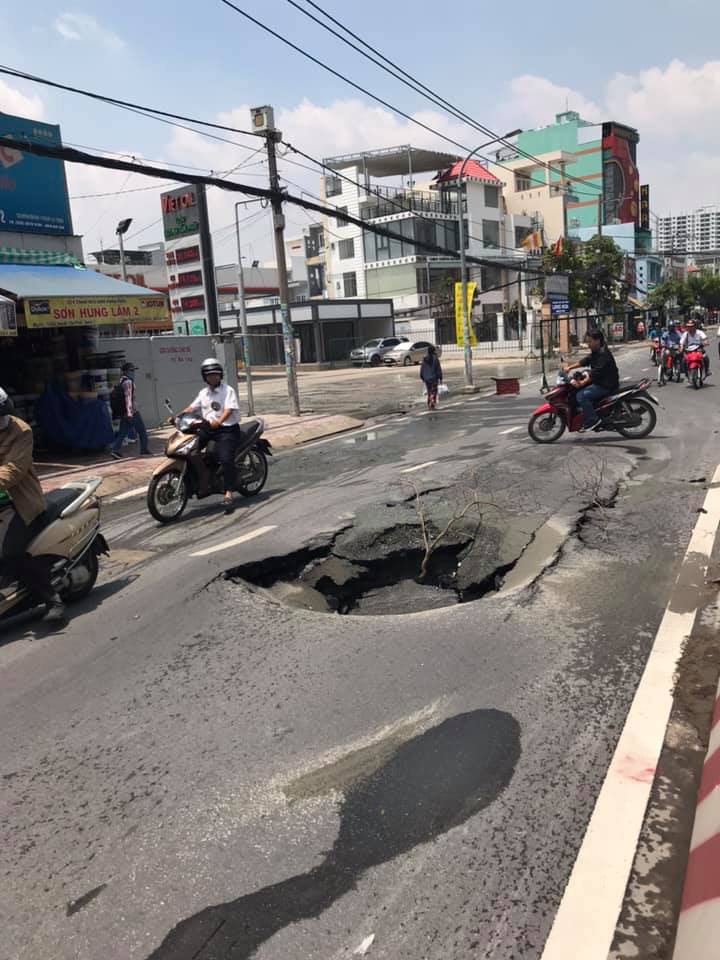 TP Hồ Chí Minh: Xuất hiện 2 “hố tử thần” trên đường Huỳnh Tấn Phát - Ảnh 1